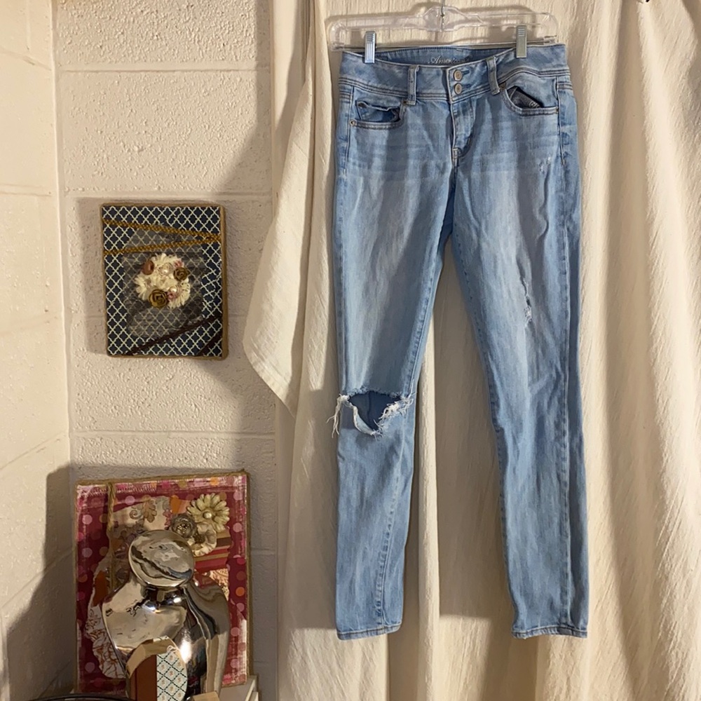 Distressed AEO skinny jeans size 4